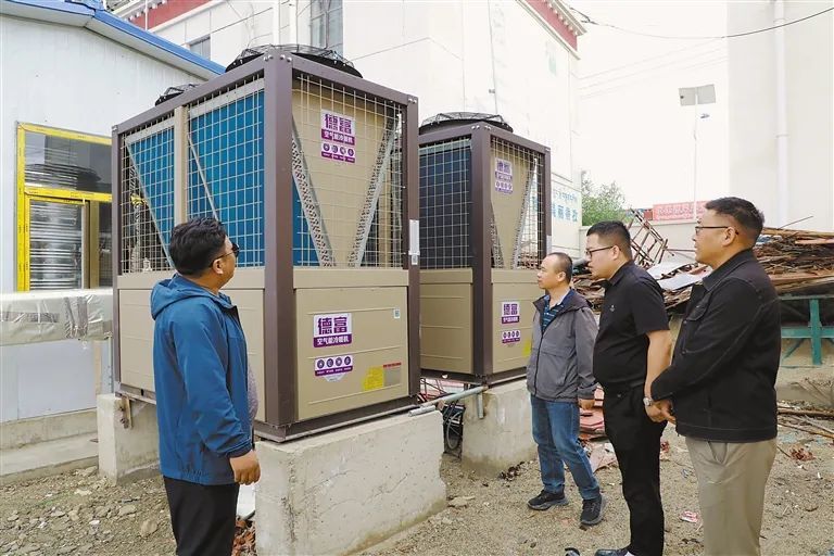 2022年，河北省援建香孜乡清洁能源供暖项目。这是乡干部在检查空气能供暖设备。记者 永青 摄
