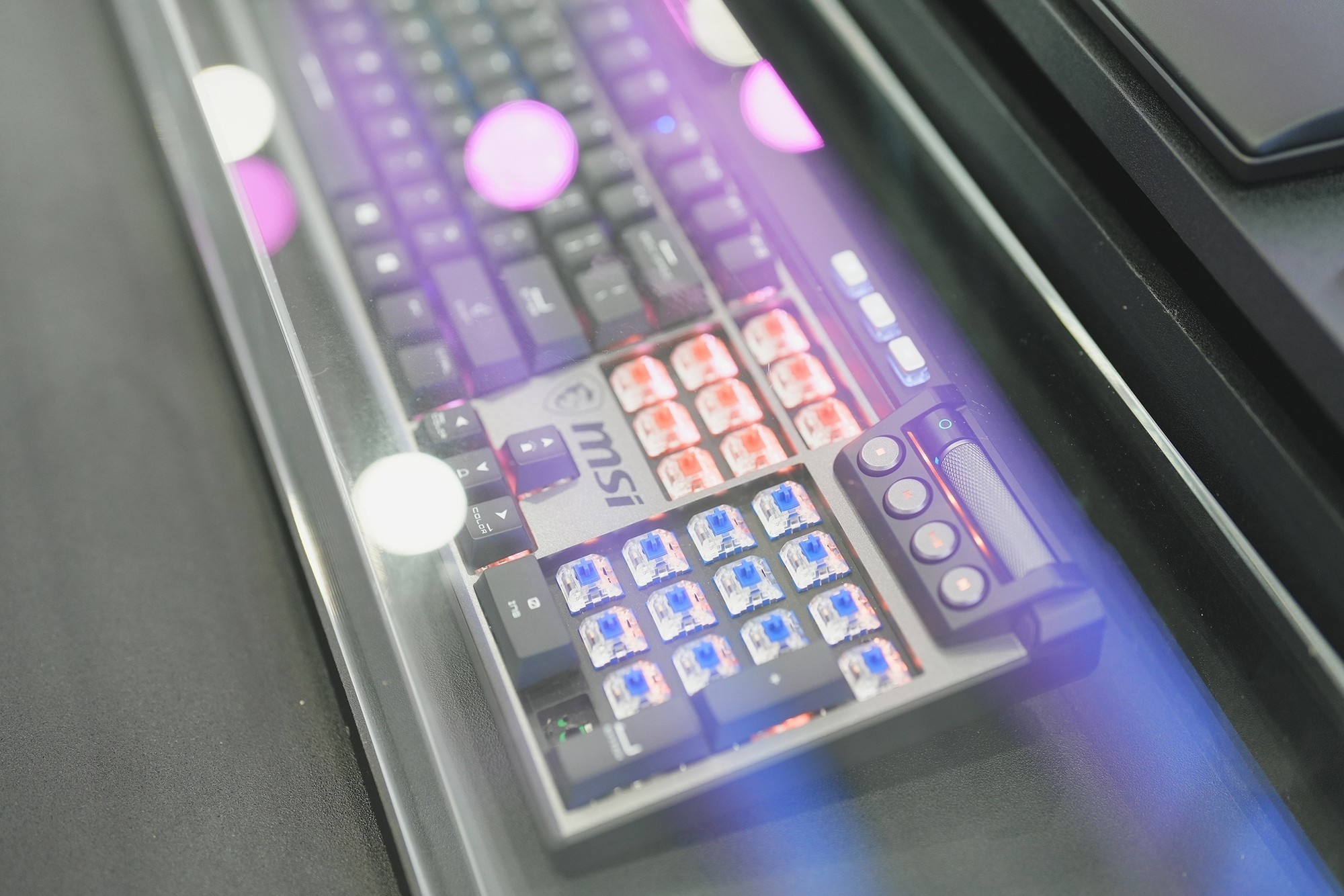 微星携众多新品亮相Computex2024 黄仁勋亲临展台签名留念!