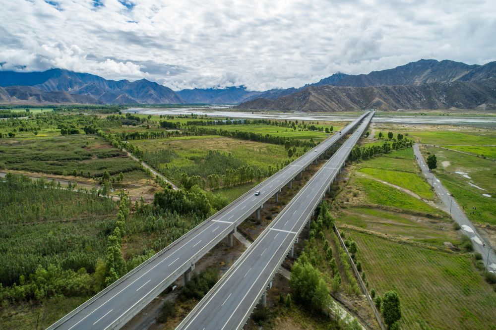 拉萨至日喀则高等级公路景观（6月27日摄）。新华社记者 旦增尼玛曲珠 摄