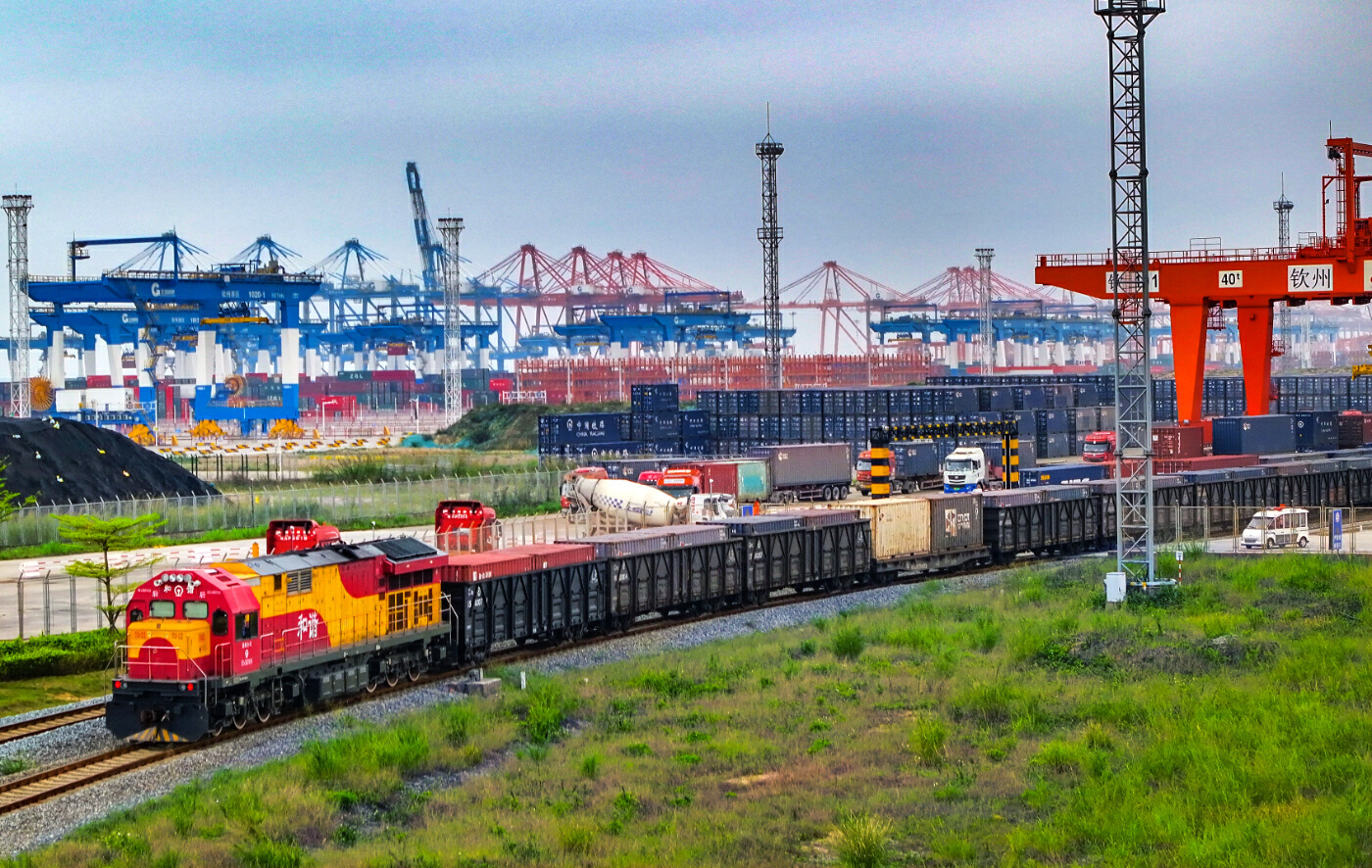 △满载货物的铁海联运班列缓缓驶出钦州港。广西日报记者 周军 摄
