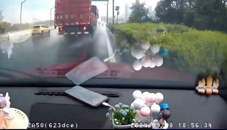 “货车雨中顶推奔驰”调查：视频显示奔驰路上变道，货车司机分心驾驶4分钟