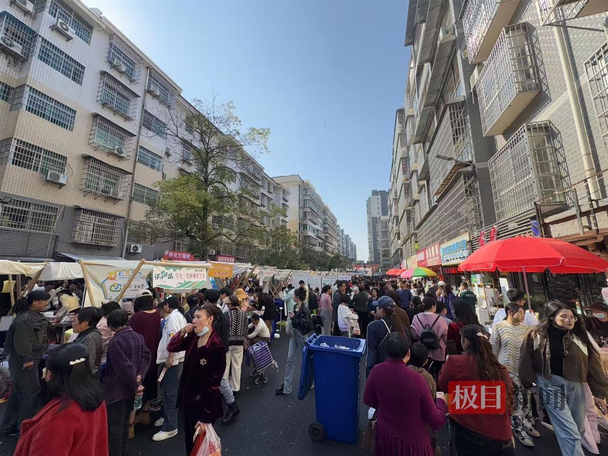 理发店外的热闹景象