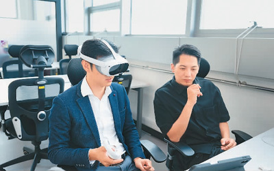 澳门青年在创业孵化中心工作。新华社记者 张金加摄