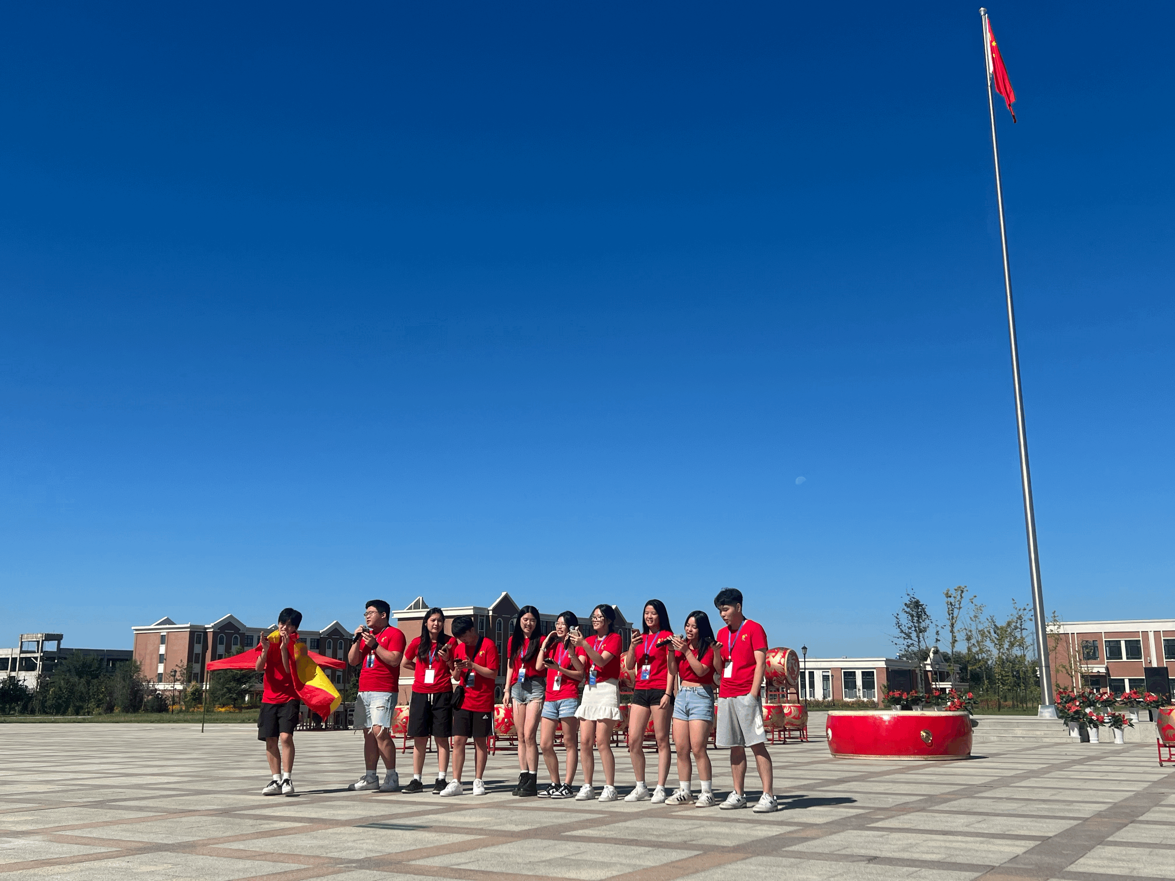 7月26日，营员们走进塔城市第四中学，与塔城各族学生互动交流。图为营员们一起唱歌。天山网-新疆日报记者 司路路摄