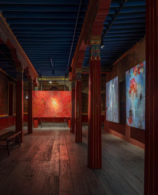 ▲ 正面作品为《尘埃之二》,右侧为《曼陀罗之六》、《曼陀罗之五》,摄影:林半野 @AGENT PAY