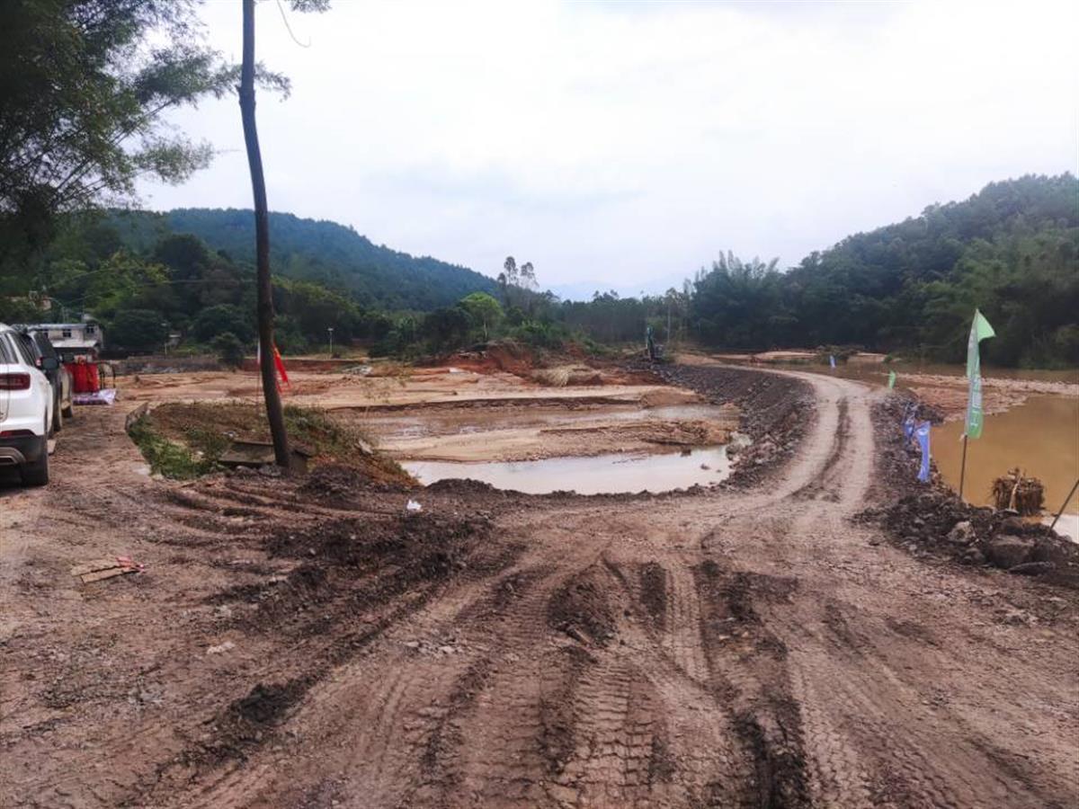 被封堵的河堤决口处