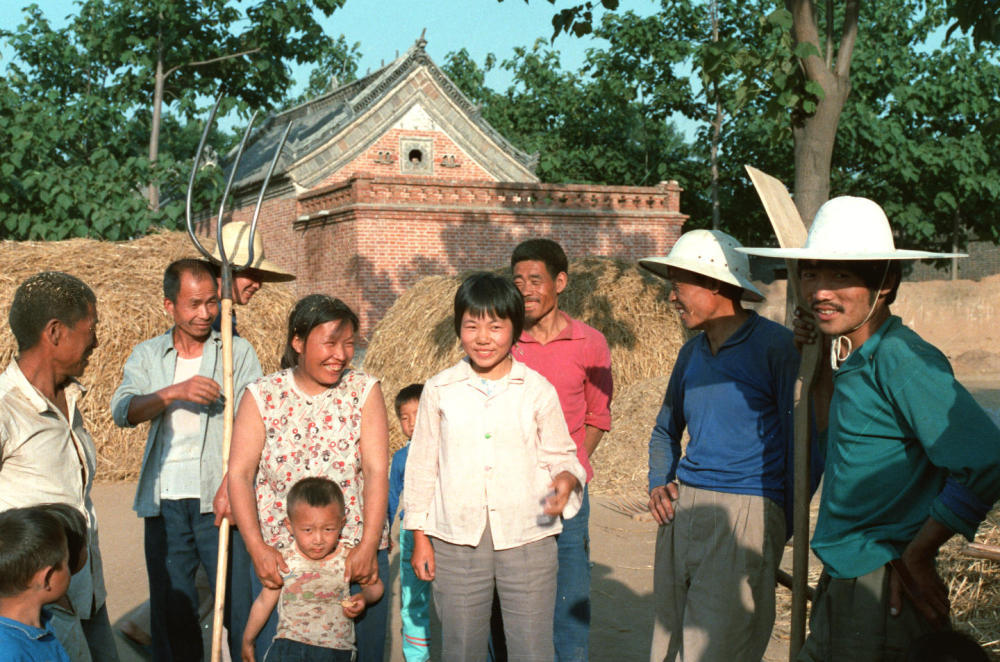 1987年，河南新郑郝家岗村粮食丰收，村民露出了满足的微笑。