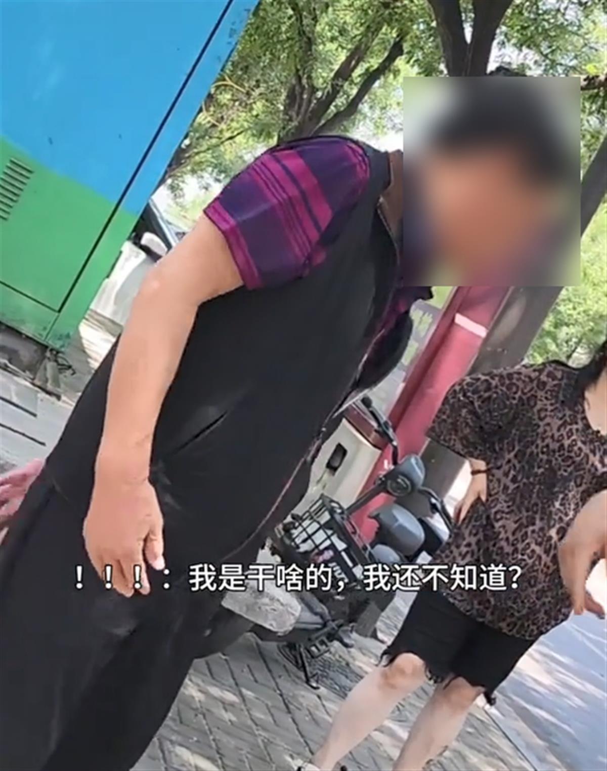 男子剐蹭他人车辆后自称是公安局退休人员，警方介入调查