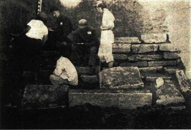 南唐二陵发掘现场，右一为曾昭燏。图源：网络