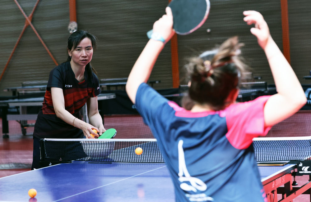 2024年6月19日，刘芳（左）在法国巴黎十三区乒乓球俱乐部上课。