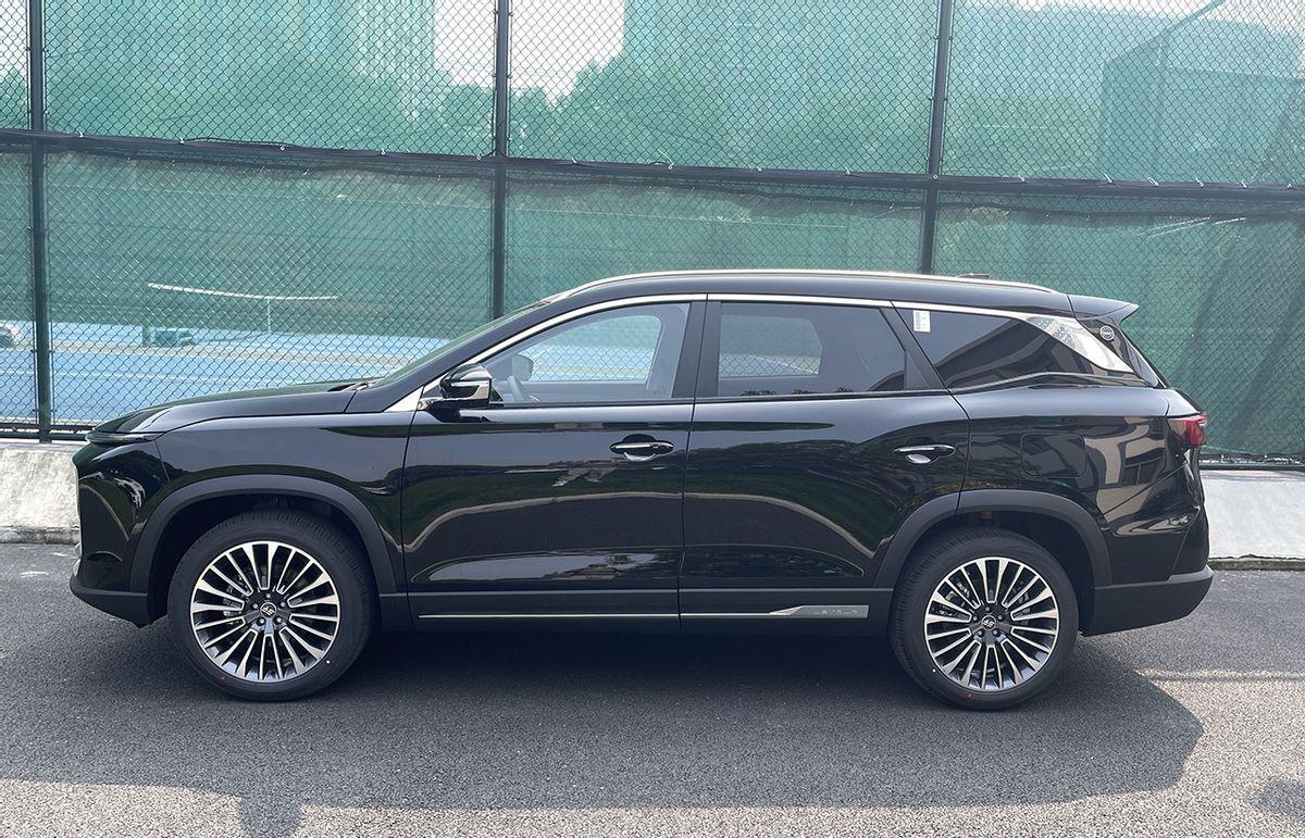 买不起理想L7可以看看TA,P2+P3双电机有创意,捷途山海L9实拍