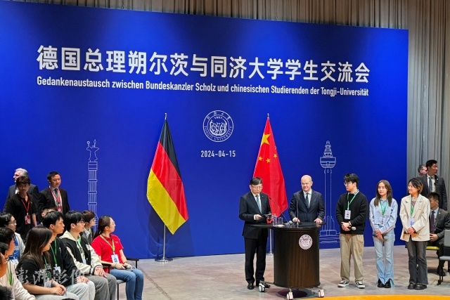 4月15日,德国总理朔尔茨在同济大学与学生一起参加活动。图自澎湃影像