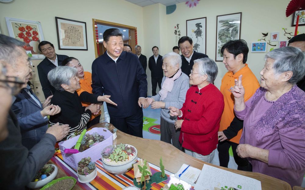 2018年11月，习近平总书记到上海考察，在虹口区市民驿站嘉兴路街道第一分站托老所，同老年居民亲切交谈。