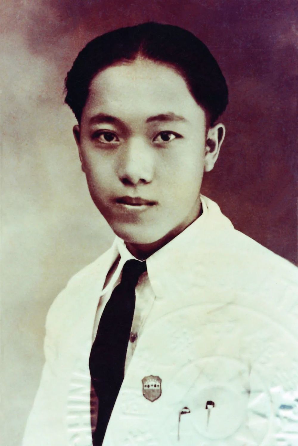 图为上世纪40年代初的吴孟超（资料照片）。新华社发
