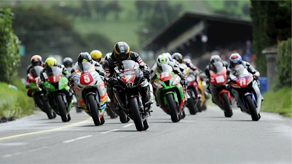 死亡率全球赛事最高!曼岛TT首个头盔视角单圈视频公布:全程贴地飞行