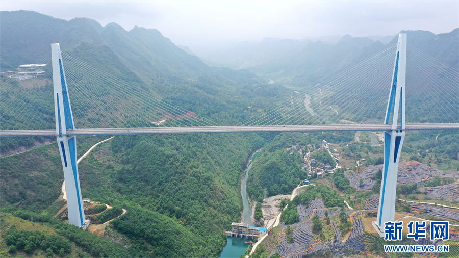 平塘“天空之桥”一景（资料图）。新华网 周远钢 摄