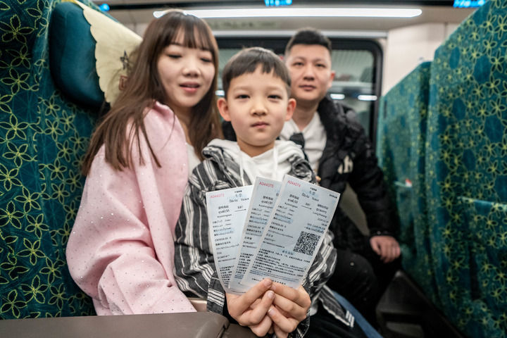 在云南昆明，乘坐中老铁路国际旅客列车前往老挝的游客展示购买到的车票（2024年2月14日摄）。