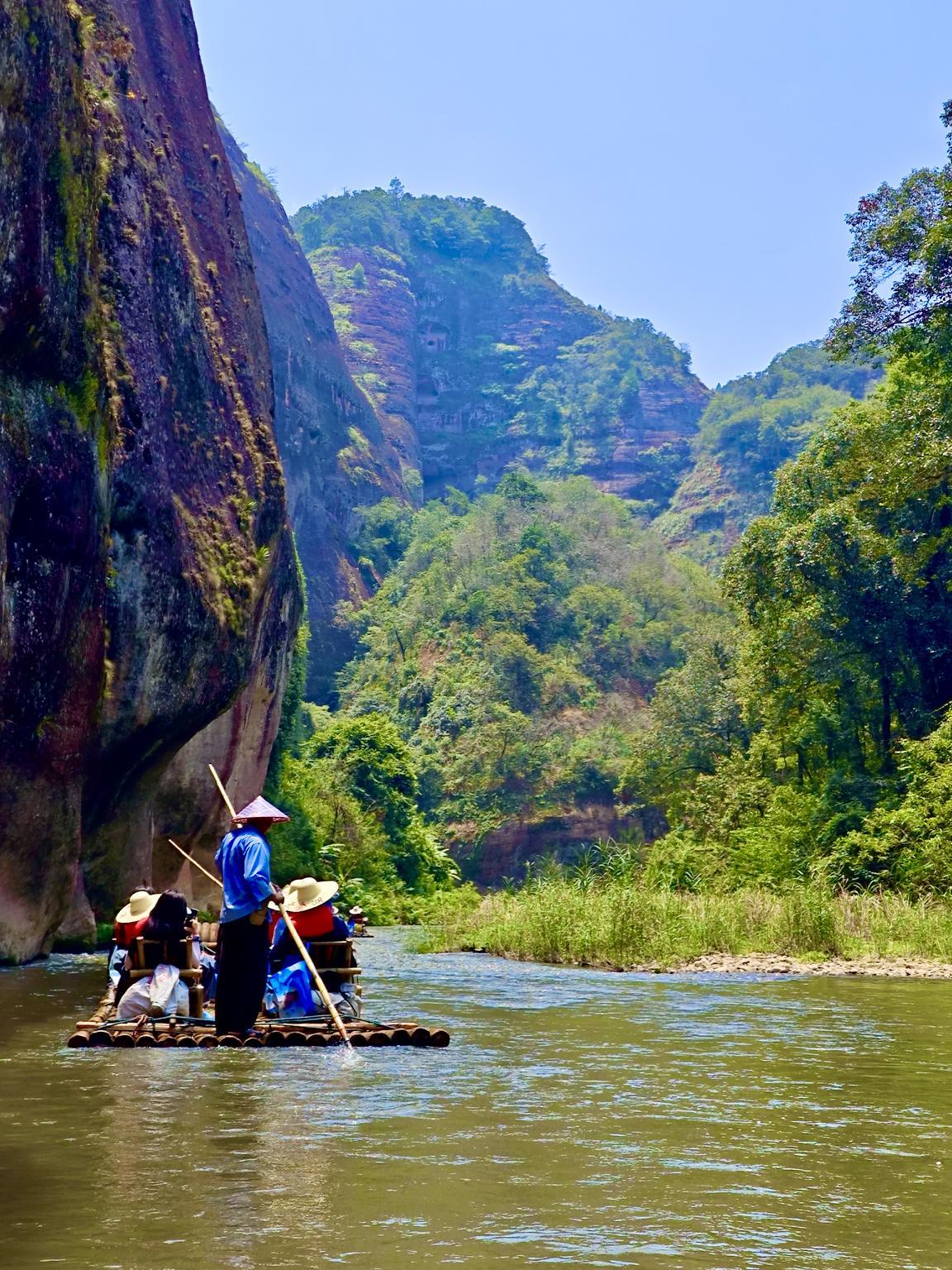 游客乘坐竹筏一路欣赏上清溪美景。（邓佳惠 摄）