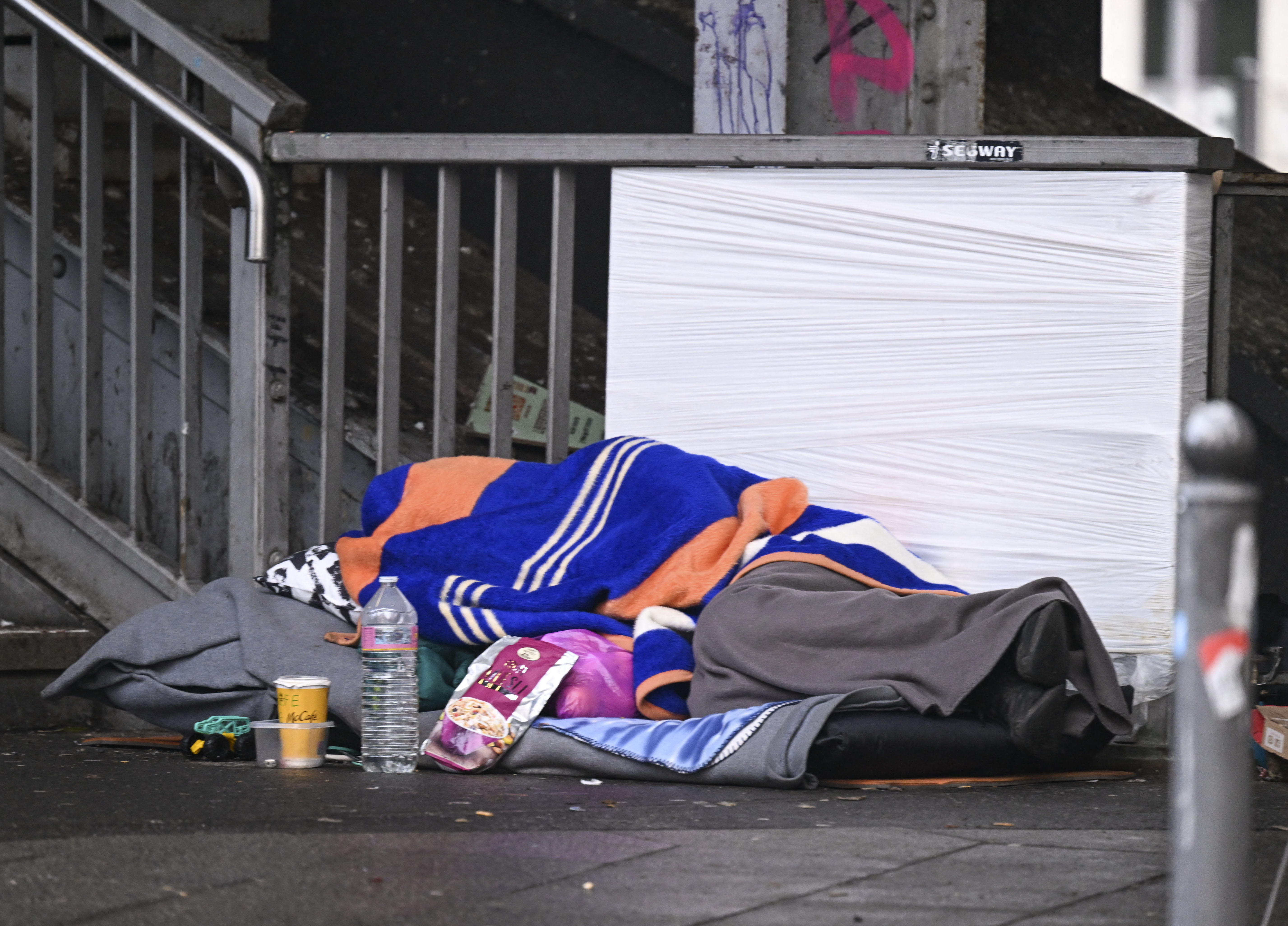当地时间2023年1月6日，德国柏林，天气寒冷，无家可归者睡在大街上。图自IC Photo
