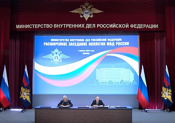 4月2日，普京在俄内务部部务会扩大会议上发表讲话。图源：俄罗斯《消息报》视频截图