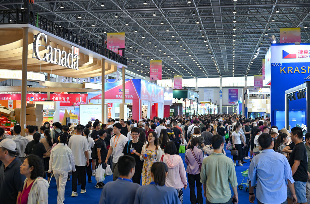 观众在消博会上参观(2024年4月18日摄)。新华社记者 郭程 摄