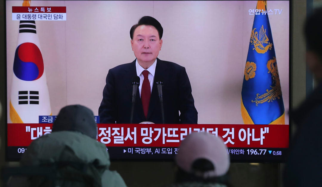 ▲12月12日，韩国民众观看总统尹锡悦对国民谈话的电视直播 图据新华社
