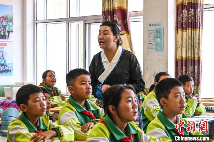 西藏札达县九年一贯制学校，达娃玉珍老师正在上课。贡确 摄