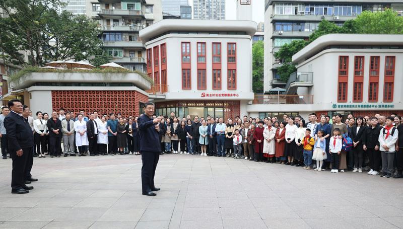 △2024年4月22日，习近平总书记在重庆市九龙坡区民主村社区考察时，同社区居民亲切交流。