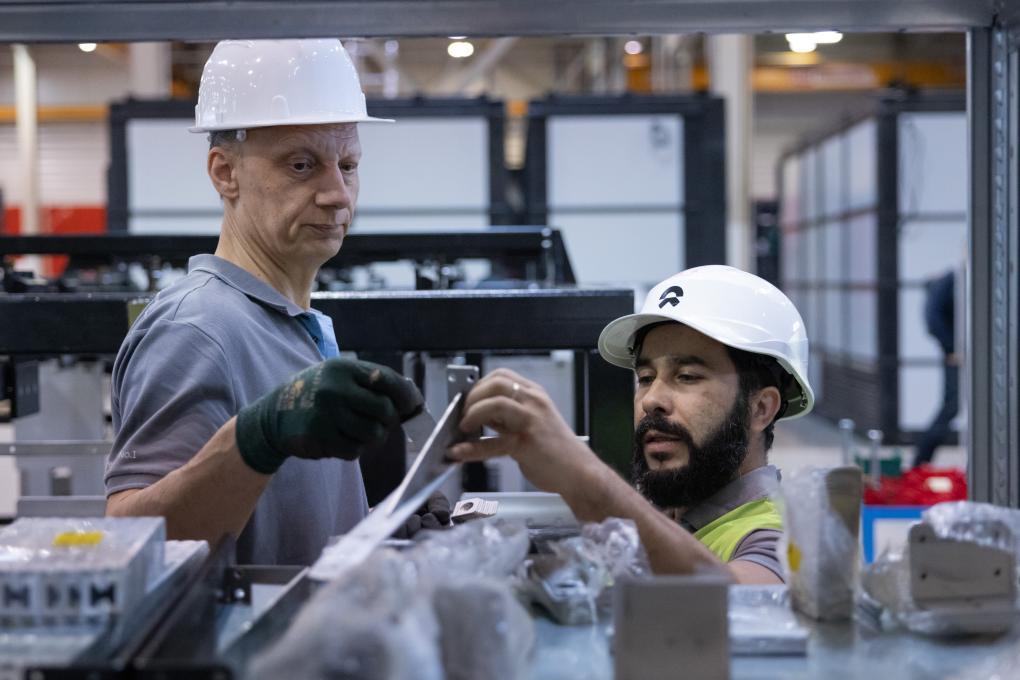 1月26日，在匈牙利比奥托尔巴吉，员工在蔚来能源欧洲工厂工作。新华社发，弗尔季·奥蒂洛摄