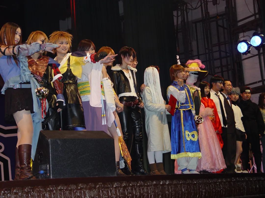 2003年11月30日参加cosplay大赛的表演者谢幕。（图/受访者供图）