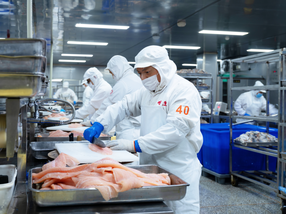 图为苏州市水天堂食品生产有限公司生产车间