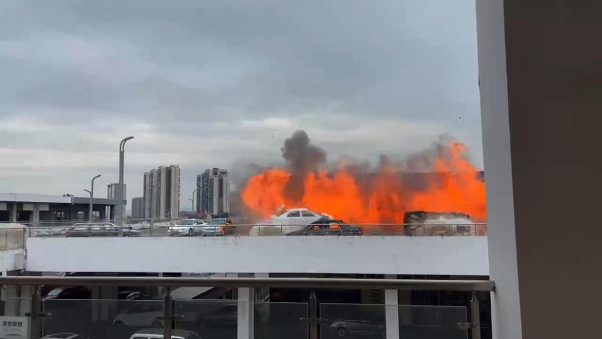 餐厅外爆炸 （来源：网传视频截图）