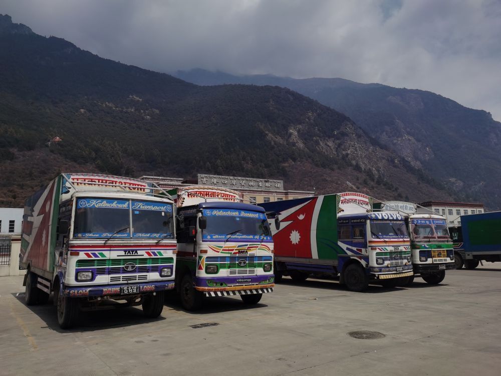 3月21日，停放在吉隆口岸货物查验场的尼泊尔货车。（魏冠宇 摄）