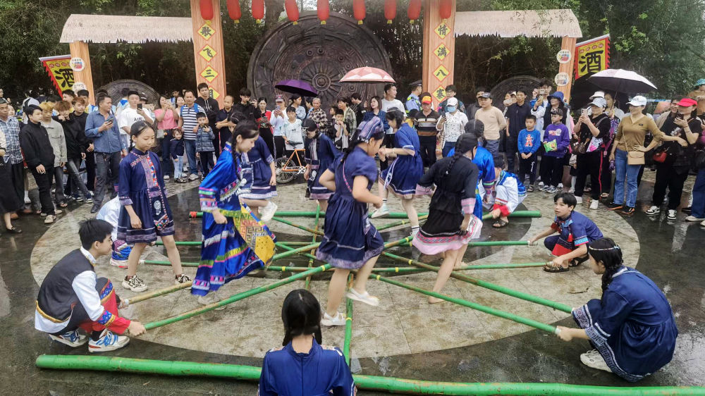 4月11日,广西钦州市钦北区贵台镇洞利村群众在跳竹竿舞,庆祝三月三