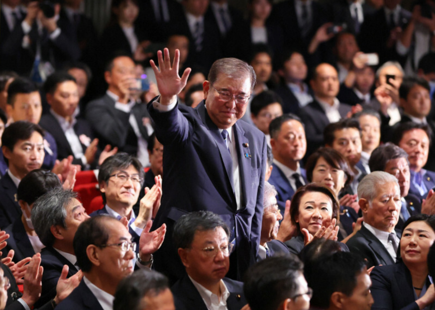 9月27日，当选自民党总裁的石破茂站起来挥手致意。图自日媒