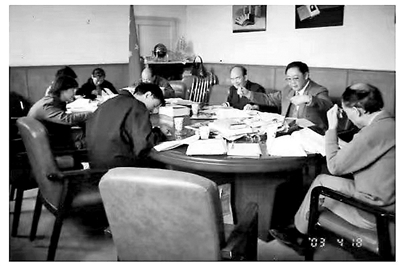 2004年为2005年版《鲁迅全集》定稿,右二为本文作者