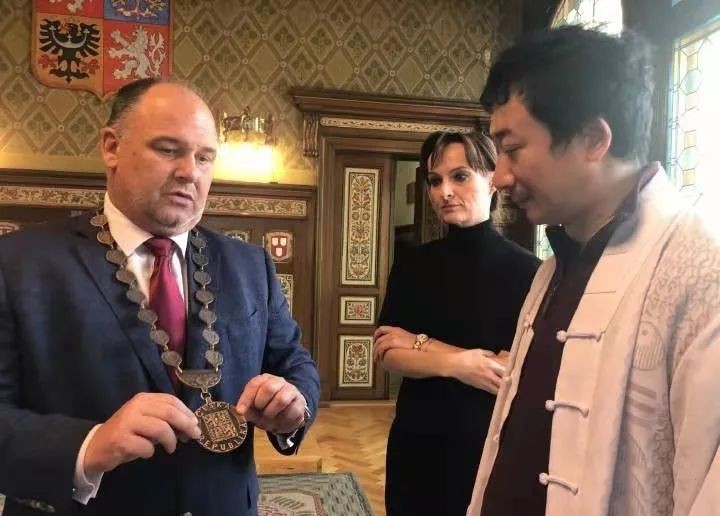 天乙时空医学玄雷子张伟杰：慈孝之道下的中医文化使者_凤凰网区域_凤凰网