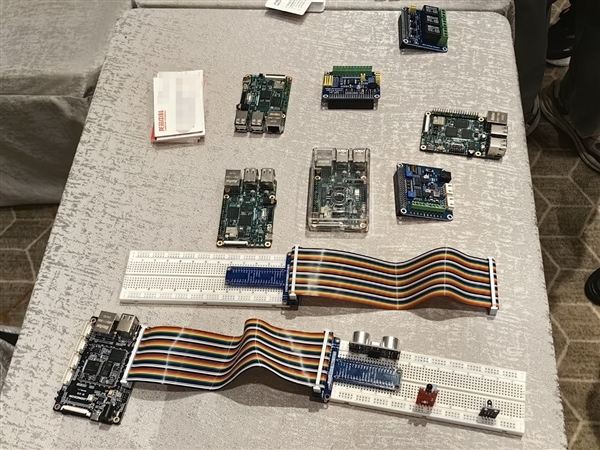 龙芯2K0300蜂鸟开发系统正式发布:巴掌大小 无限可能