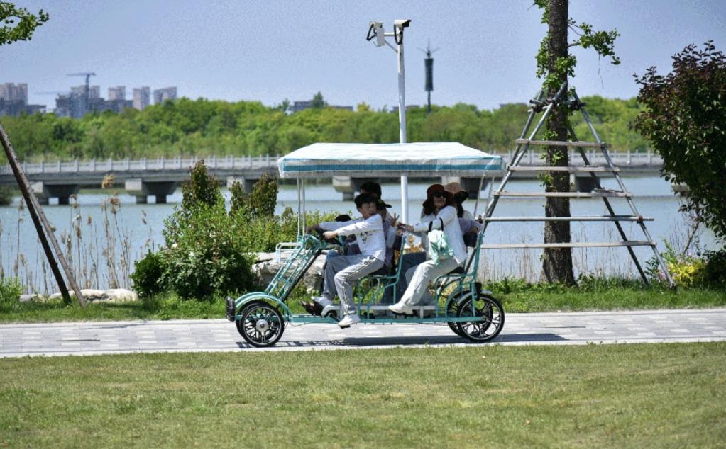 游客们在潘安湖国家湿地公园游玩（央广网发 杨勇 摄）