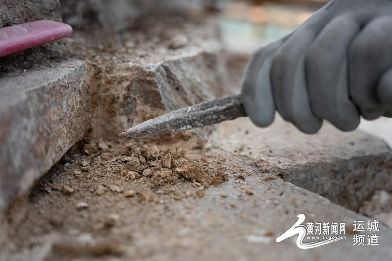 工匠们在万固寺进行修缮作业。兰立强 摄