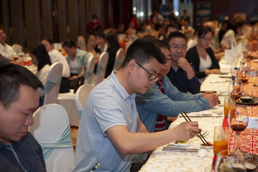 嘉宾品鉴来自新疆的三文鱼。新华网发（主办方供图）