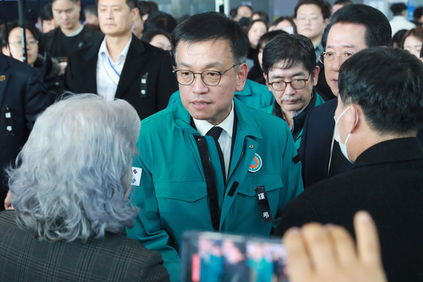 ◆韩国新任代总统崔相穆指示政府,调动一切可用设备和人员,营救尽可能多的人员。