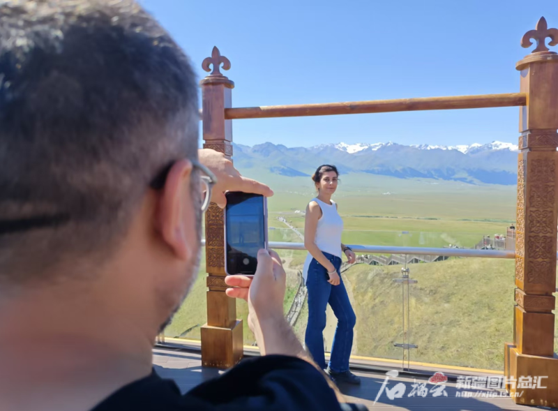 土耳其媒体人士在那拉提旅游风景区合影留念。石榴云/新疆日报记者 宋海波摄