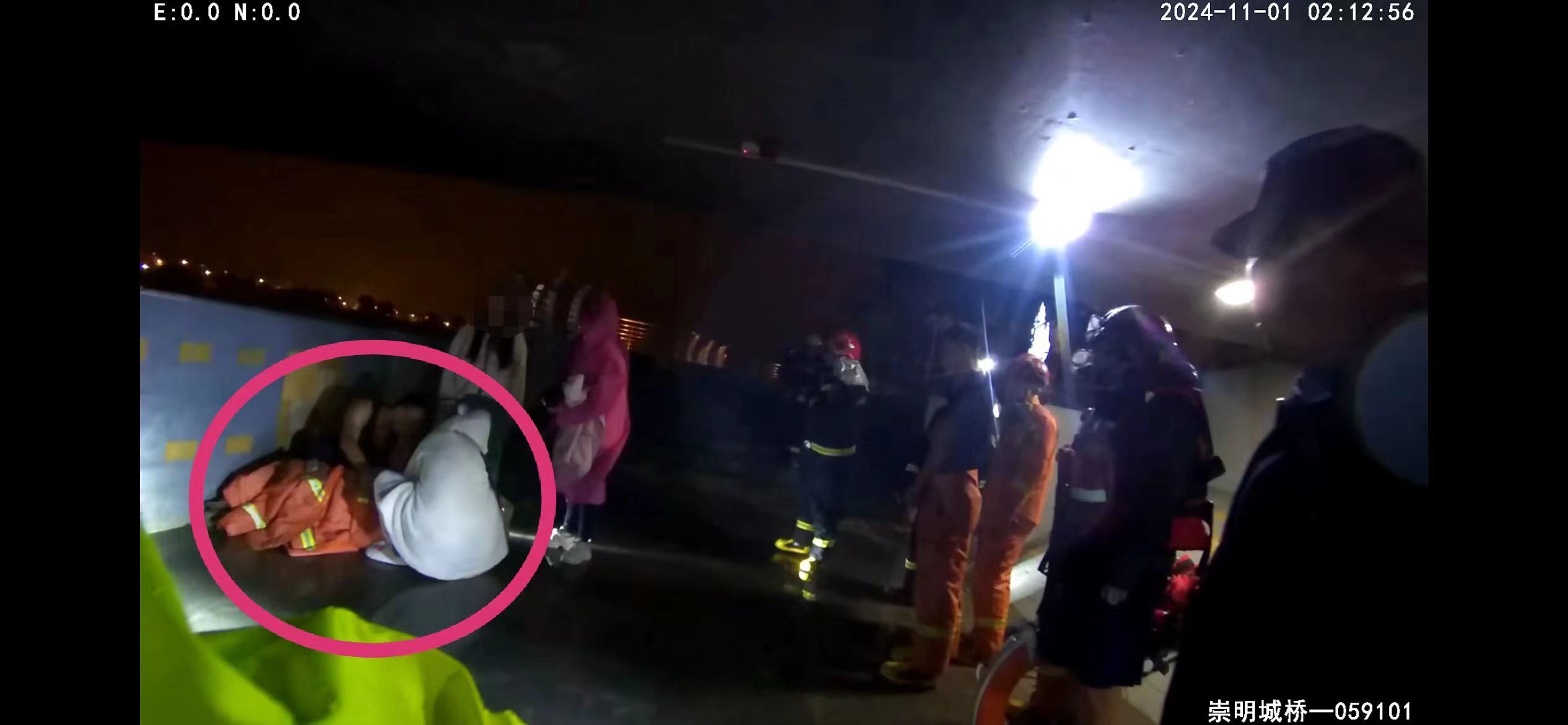 民警和消防队员将轻生女子小倩救上岸。本文图片均为 上海崇明警方 提供