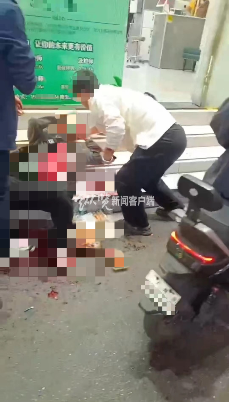 一名男子倒在理发店外台阶上。(来源/视频截图)