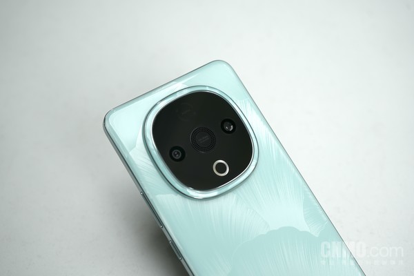 vivo Y300背部的扬声器位于影像系统区域