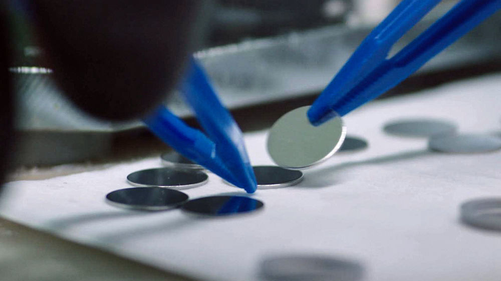 ↑在广西中伟新能源科技有限公司，一名工人在生产车间作业（5月21日摄）。新华社记者 张爱林 摄