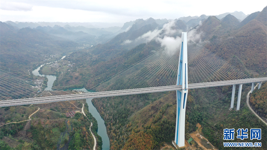 近日拍摄的平塘“天空之桥”一景。新华网 周远钢 摄