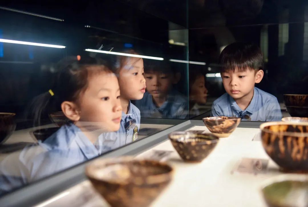 10月22日,江西吉安市吉州区保育院十五部开展“研学博物馆 感受文化魅力”活动,老师带领小朋友们参观江西省吉安市博物馆。图/视觉中国