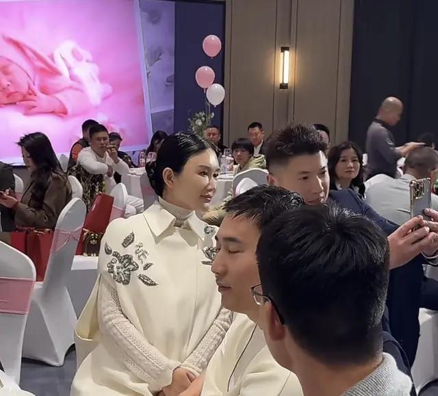 张纪中女儿满月宴直播带货，杜星霖全程黑脸，餐厅地址被扒太离谱